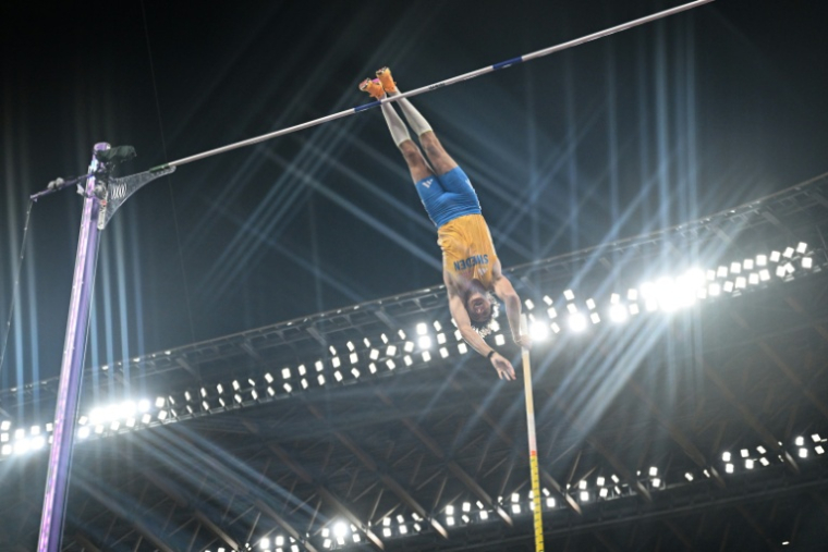 Le Suédois Armand Duplantis établit son nouveau record du monde lors de la finale du saut à la perche masculin, aux Mondiaux de Tokyo, le 15 septembre 2025 ( AFP / Kirill KUDRYAVTSEV )