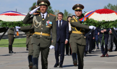 Emmanuel Macron s'est recueilli mardi à Erevan en Arménie, au mémorial des Arméniens victimes des massacres de 1915, le 5 mai 2026 ( AFP / Ludovic MARIN )
