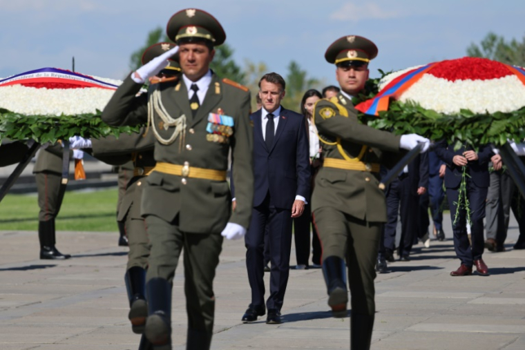 Emmanuel Macron s'est recueilli mardi à Erevan en Arménie, au mémorial des Arméniens victimes des massacres de 1915, le 5 mai 2026 ( AFP / Ludovic MARIN )
