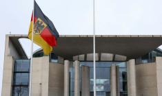 Le drapeau national allemand flotte devant la Chancellerie