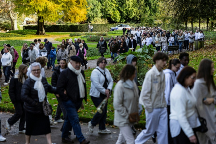 Marche à Saint-Omer le 11novembre 2025 pour rendre hommage à Mathis ( AFP / Sameer Al-DOUMY )