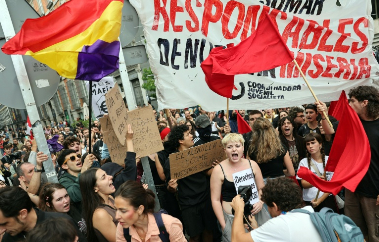 Manifestation devant le Parlement à Madrid le 2 Octobre 2026  ( AFP / Thomas COEX )