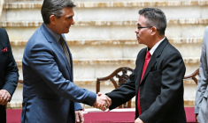 Le président bolivien Rodrigo Paz (g) serre la main du procureur général par intérim José Armando Urioste lors d'une cérémonie officialisant sa nomination au palais du gouvernement, à La Paz, le 5 octobre 2026 ( AFP / Aizar RALDES )