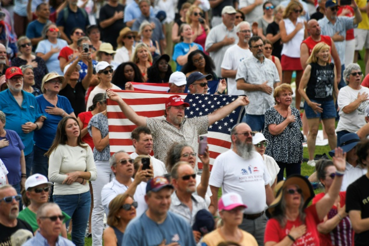 Une foule de chrétiens est rassemblée sur le National Mall, à Washington, pour célébrer les racines chrétiennes de l'Amérique lors de l'événement "Rededicate 250", le 17 mai 2026 ( AFP / Matthew Hatcher )