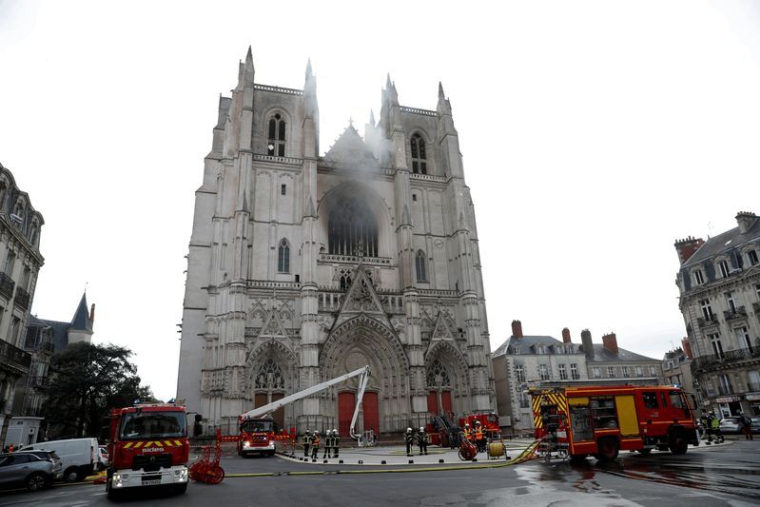 UN HOMME EN GARDE À VUE APRÈS L'INCENDIE À LA CATHÉDRALE DE NANTES, SELON LES MÉDIAS