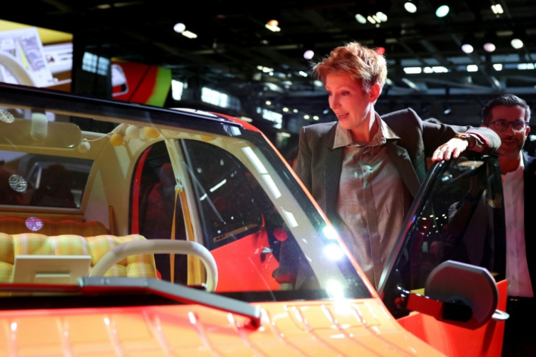 Natacha Polony, candidate du parti de centre-gauche "Nous sommes la France" à la présidentielle de 2027, découvre le nouveau concept-car 2 CV de Citroën lors d'une visite au 91e Salon international de l'automobile, le 15 octobre 2026 à Paris ( AFP / Thomas SAMSON )