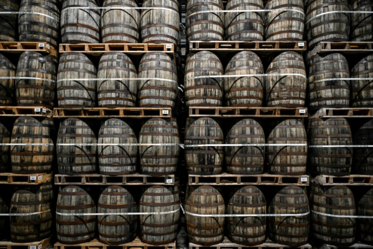 Ees tonneaux de whisky dns un entrepôt de la distillerie de l'île de Harris à Tarbert, le 30 avril 2025 en Ecosse ( AFP / Andy Buchanan )