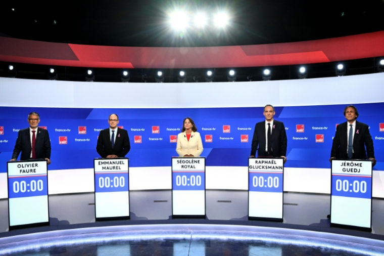 Les candidats à la primaire sociale-démocrate, photographiés le 1er octobre 2026, avant un débat télévisé, à Paris : (à partir de la gauche) Olivier Faure, Emmanuel Maurel, Ségolène Royal, Raphaël Glucksmann et Jérôme Guedj ( AFP / JULIEN DE ROSA )