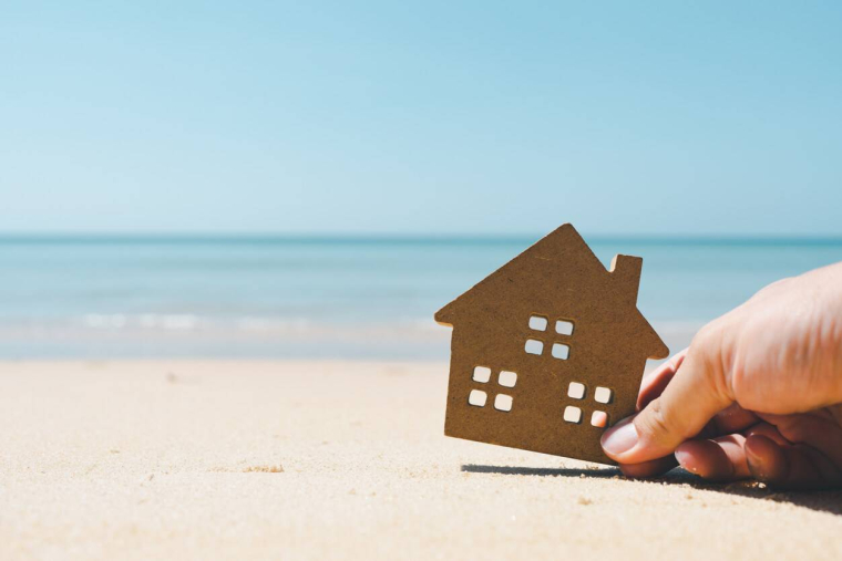 Résidence principale et location saisonnière : peut-on louer sa propre maison pendant ses vacances ? / iStock.com - sommart