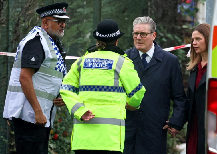 Le Premier ministre britannique Keir Starmer et son épouse Victoria discutent avec des policiers au lendemain de l'attaque contre la synagogue d'Heaton Park, à Manchester, en Angleterre, le 3 octobre 2025 ( POOL / Phil Noble )