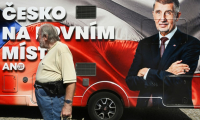 Un passant devant le car du candidat Andrej Babis à Kutna Hora, en République tchèque, le 18 août 2025 ( AFP / Michal Cizek )