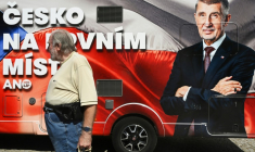 Un passant devant le car du candidat Andrej Babis à Kutna Hora, en République tchèque, le 18 août 2025 ( AFP / Michal Cizek )