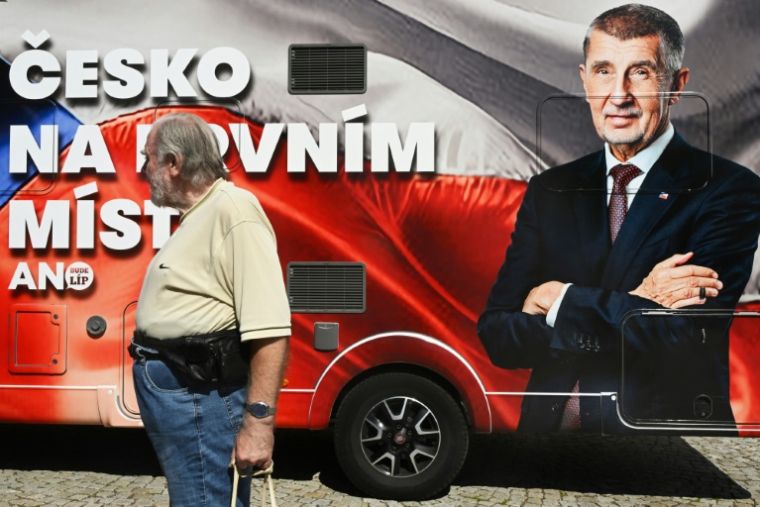 Un passant devant le car du candidat Andrej Babis à Kutna Hora, en République tchèque, le 18 août 2025 ( AFP / Michal Cizek )