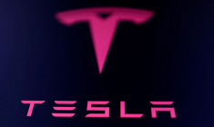 L'illustration montre le logo Tesla