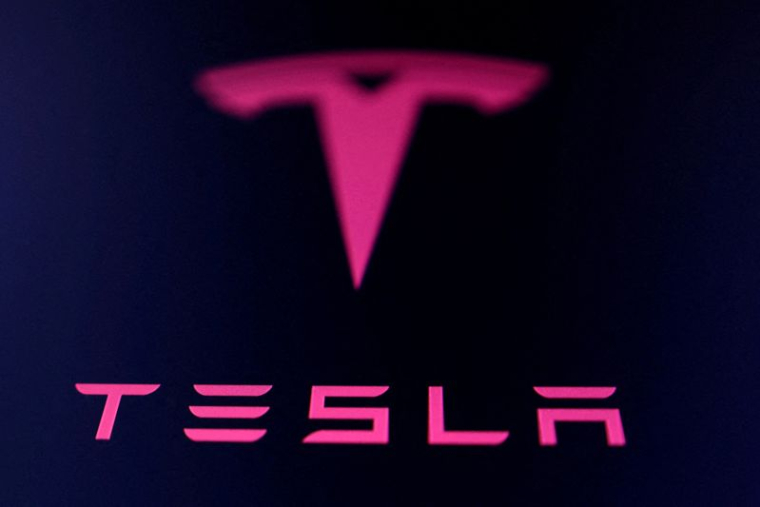 L'illustration montre le logo Tesla