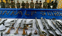 Des armes saisies aux rebelles maoïstes à Dantewada, dans le district de Bastar, situé dans l'Etat du Chhattisgarh (centre de l'Inde), le 31 mars 2026 ( AFP / Shammi MEHRA )