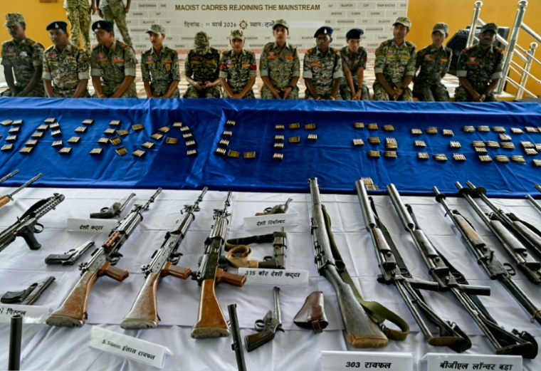 Des armes saisies aux rebelles maoïstes à Dantewada, dans le district de Bastar, situé dans l'Etat du Chhattisgarh (centre de l'Inde), le 31 mars 2026 ( AFP / Shammi MEHRA )