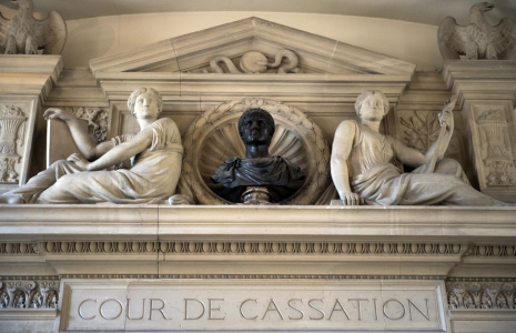 ( POOL / MARTIN BUREAU )