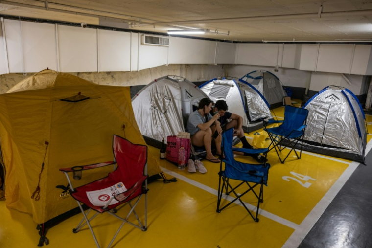 Abri improvisé dans un parking, à Tel-Aviv, le 17 juin 2025 ( AFP / Menahem Kahana )