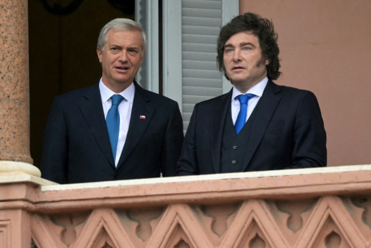 Le président chilien José Antonio Kast (g) reçu par son homologue argentin Javier Mileil, sur le balcon de la Casa Rosada, le 6 avril 2026 à Buenos Aires ( AFP / Juan Mabromata )