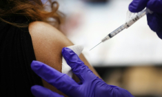 Une infirmière administre une dose de rappel de vaccin contre le Covid-19 à un patient, le 1er avril 2022 à Hines dans l'Etat américain de l'Illinois ( GETTY IMAGES NORTH AMERICA / SCOTT OLSON )