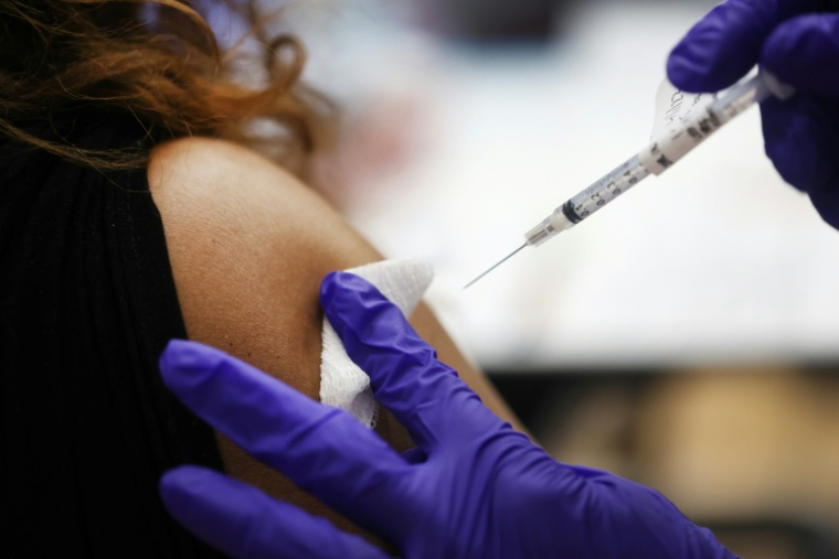 Une infirmière administre une dose de rappel de vaccin contre le Covid-19 à un patient, le 1er avril 2022 à Hines dans l'Etat américain de l'Illinois ( GETTY IMAGES NORTH AMERICA / SCOTT OLSON )