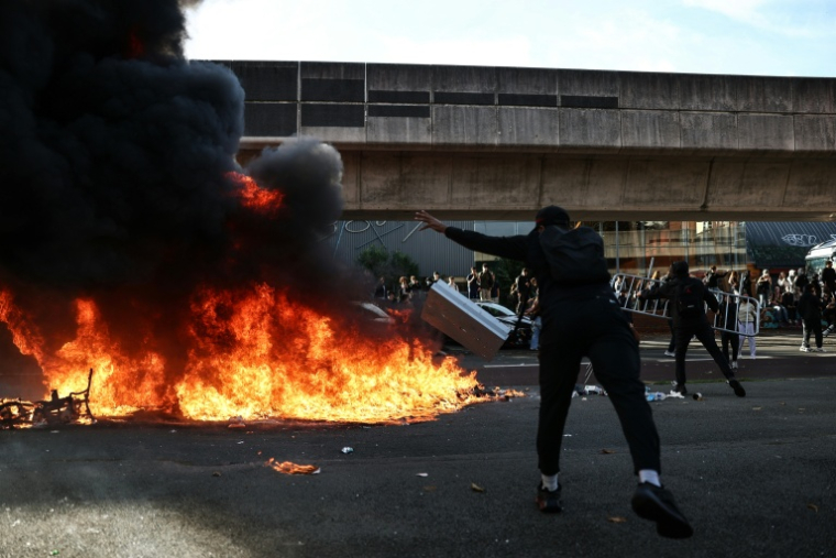 Des lycéens alimentent des feux de poubelles lors dun blocus à Lille, le 1er octobre 2026 ( AFP / Sameer AL-DOUMY )