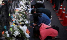 Des personnes se recueillent près du lieu de l'accident survenu lors des festivités d'Halloween, à Séoul