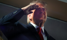Donald Trump avant le début du match 3 de la finale NBA au Madison Square Garden de New York ( GETTY IMAGES NORTH AMERICA / Samuel Corum )