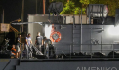 Des gardes côtiers grecs transfèrent des corps de migrants morts lors d'un naufrage