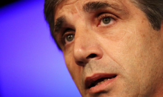 L'ancien gouverneur de la banque centrale argentine, Luis Caputo, s'exprime lors d'une conférence de presse à Buenos Aires