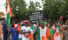 Des manifestants réunis pour exiger le départ de l'armée française au Niger