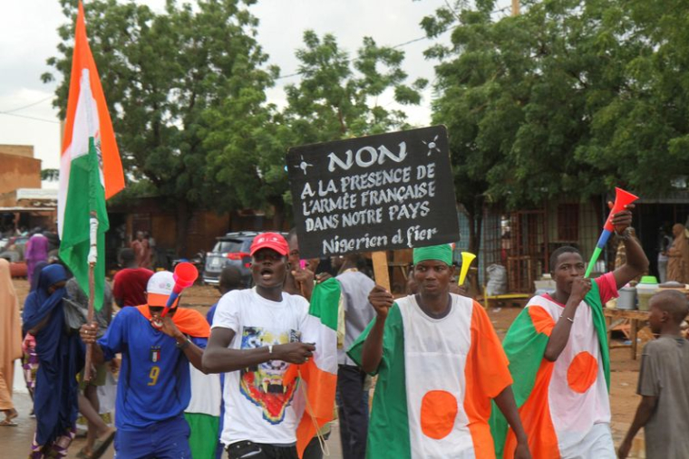 Des manifestants réunis pour exiger le départ de l'armée française au Niger