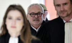 L'ancien sénateur Joël Guerriau (c) arrive  au Palais de justice de Paris pour son procès, le 26 janvier 2026, accusé d'avoir drogué la députée Sandrine Josso pour la violer ( AFP / STEPHANE DE SAKUTIN )