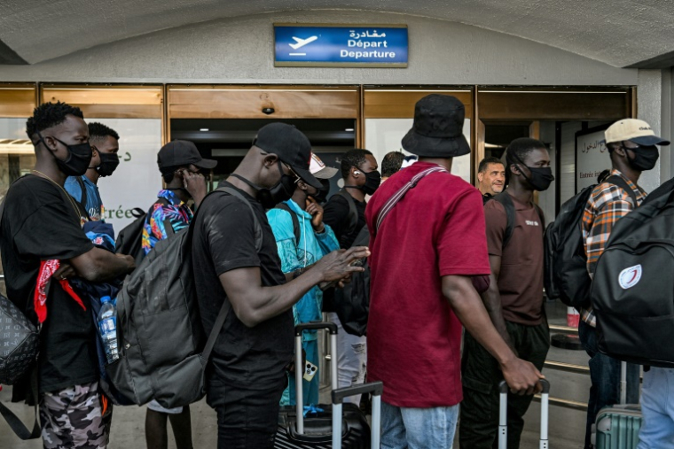 Des migrants à l'aérport de Tunis-Carthage avant leur départ, le 16 juin 2026. ( AFP / FETHI BELAID )
