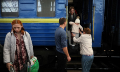 Des civils évacués de Marioupol, en gare de Lviv, en mars 2023 (illustration) ( AFP / OLEKSII FILIPPOV )