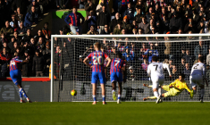 Pourquoi Mateta a eu le droit de retirer son penalty malgré son double contact