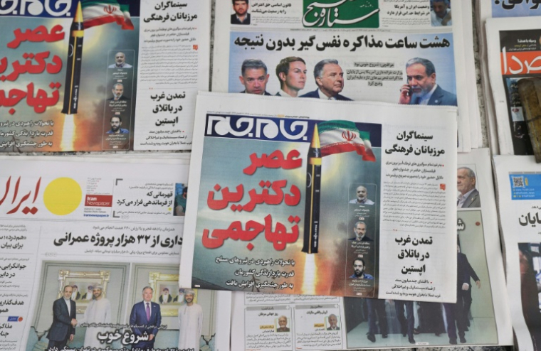 Unes de journaux iraniens consacrées aux négociations avec les Etats-Unis reprises le 6 janvier à Oman, dans un kiosque de Téhéran le 7 février 2026 ( AFP / ATTA KENARE )