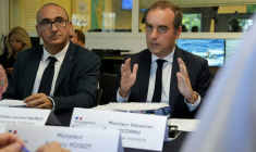 Le Premier ministre Sébastien Lecornu (d) et le ministre de l'Intérieur Laurent Nuñez, à Dzaoudzi, sur l'île de Mayotte, le 26 août 2026 ( AFP / Marine Gachet )