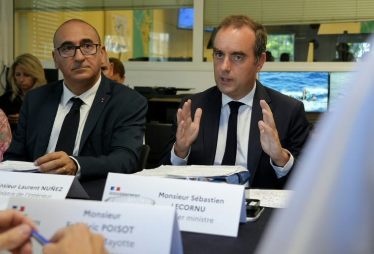 Le Premier ministre Sébastien Lecornu (d) et le ministre de l'Intérieur Laurent Nuñez, à Dzaoudzi, sur l'île de Mayotte, le 26 août 2026 ( AFP / Marine Gachet )