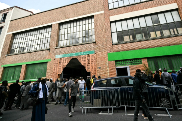 Des fidèles quittent la mosquée d'Islah, à Montreuil, en Seine-Saint-Denis, devant laquelle une tête de cochon a été retrouvée, le 9 septembre 2025 ( AFP / Bertrand GUAY )