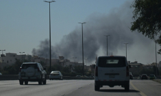 La fumée d'une frappe iranienne présumée sur le quartier où se trouve l'ambassade des États-Unis à Koweït City, le 2 mars 2026 ( AFP / - )