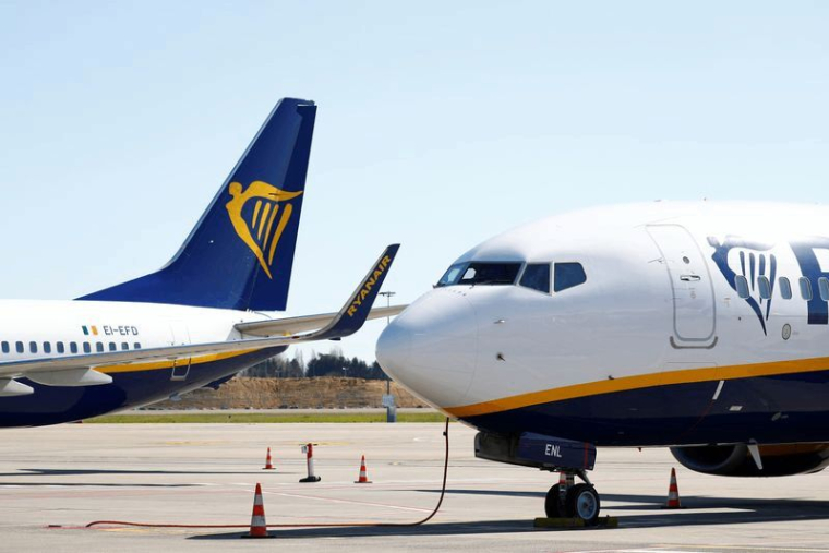 RYANAIR RATE SON OBJECTIF ET PRÉVOIT UNE CHARGE DE 300 MILLIONS D'EUROS
