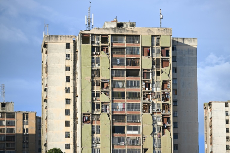 Un immeuble partiellement endommagé par deux séismes meurtriers à Catia La Mar, dans l'Etat de La Guaira, le 28 juin 2026 au Venezuela ( AFP / Juan BARRETO )