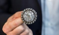 Un employé de Sotheby's présente une broche circulaire ornée de diamants anciens ayant appartenu à Napoléon Bonaparte et récupérée par l'armée prussienne après la défaite de Waterloo, avant une vente aux enchères à Genève, le 6 novembre 2025 ( AFP / PIERRE ALBOUY )