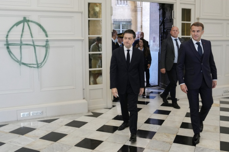 Le président Emmanuel Macron et le maire de Marseille Benoît Payan, le 26 octobre 2026 à l'hôtel de ville de Marseille ( POOL / Aurelien Morissard )