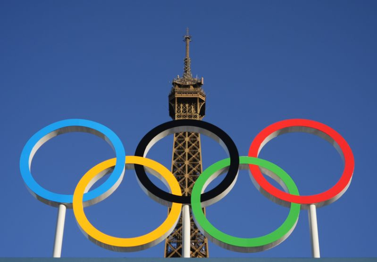 Vue des anneaux olympiques avec la Tour Eiffel en arrière-plan
