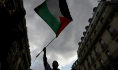 Un manifestant brandit un drapeau palestinien lors d'une rassemblement organisé par l'organisation française "France Palestine Solidarité" à Paris, le 27 mai 2024 ( AFP / Geoffroy VAN DER HASSELT )