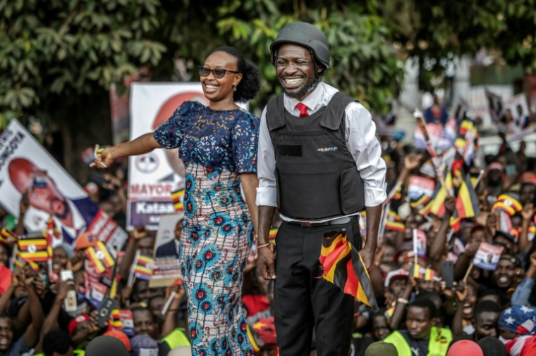 Le leader de l'opposition ougandaise et candidat à la présidentielle Bobi Wine et son épouse Barbara Kyagulanyi lors du dernier meeting de campagne de leur parti, le 12 janvier 2026 à Kampala ( AFP / Luis TATO )