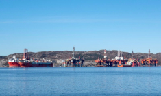 Plateformes de forage et navires ancrés à Skipavika